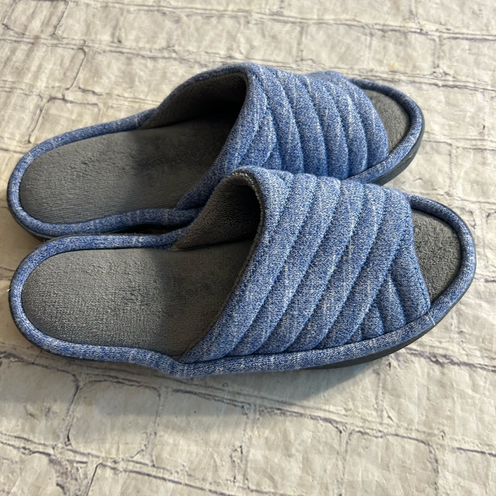 ISOTONER MACHINE WASHABLE BLUE & WHITE TEXTURE CUSHION WOMEN’S SLIPPERS 8.5-9